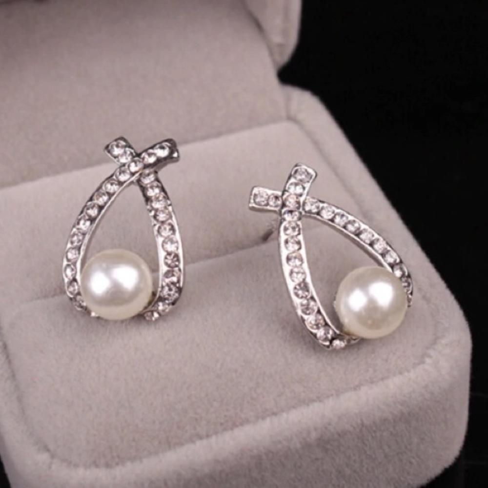 NEW!💙💎SILVERY!💍BEAUTIFUL PEARL LOOK💍STUDS!💎💙 - Picture 3 of 8